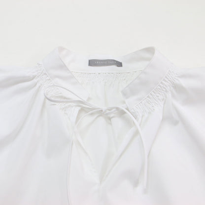25秋冬 コットン ブラウス / Luxe Cotton Kate Blouse シャツ 半袖 バンドカラー スリットネック シャーリング Aラインシルエット コットン