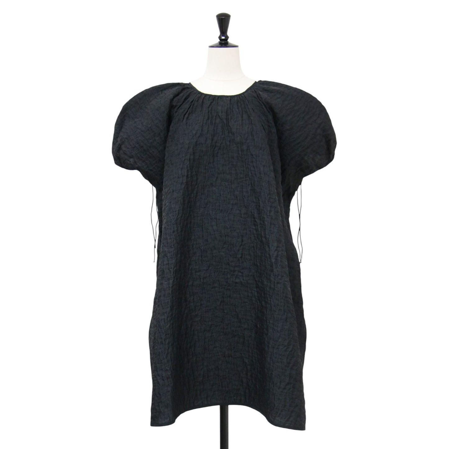 25秋冬 ジャガードワンピース / BRENDA DRESS ドレス クルーネック 半袖 バックリボン ギャザー 凹凸 フリル ドローコード シルク