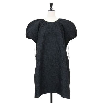 25秋冬 ジャガードワンピース / BRENDA DRESS ドレス クルーネック 半袖 バックリボン ギャザー 凹凸 フリル ドローコード シルク