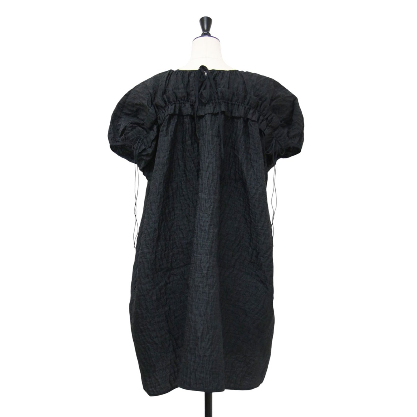 25秋冬 ジャガードワンピース / BRENDA DRESS ドレス クルーネック 半袖 バックリボン ギャザー 凹凸 フリル ドローコード シルク