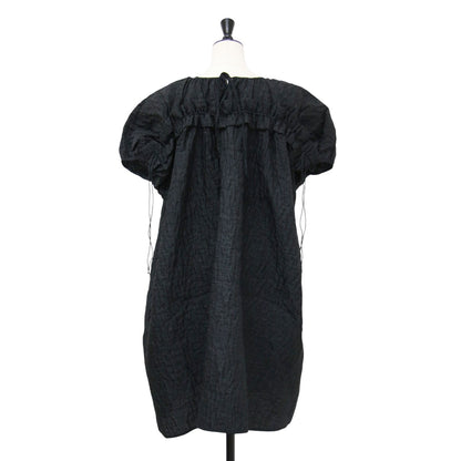 25秋冬 ジャガードワンピース / BRENDA DRESS ドレス クルーネック 半袖 バックリボン ギャザー 凹凸 フリル ドローコード シルク