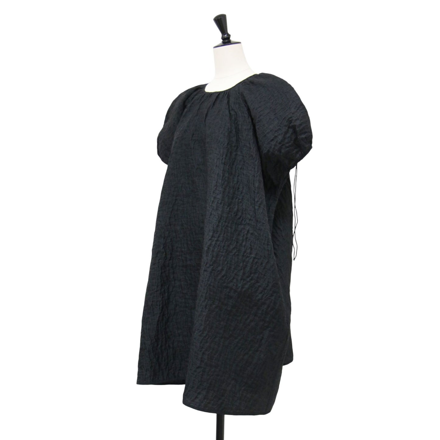 25秋冬 ジャガードワンピース / BRENDA DRESS ドレス クルーネック 半袖 バックリボン ギャザー 凹凸 フリル ドローコード シルク