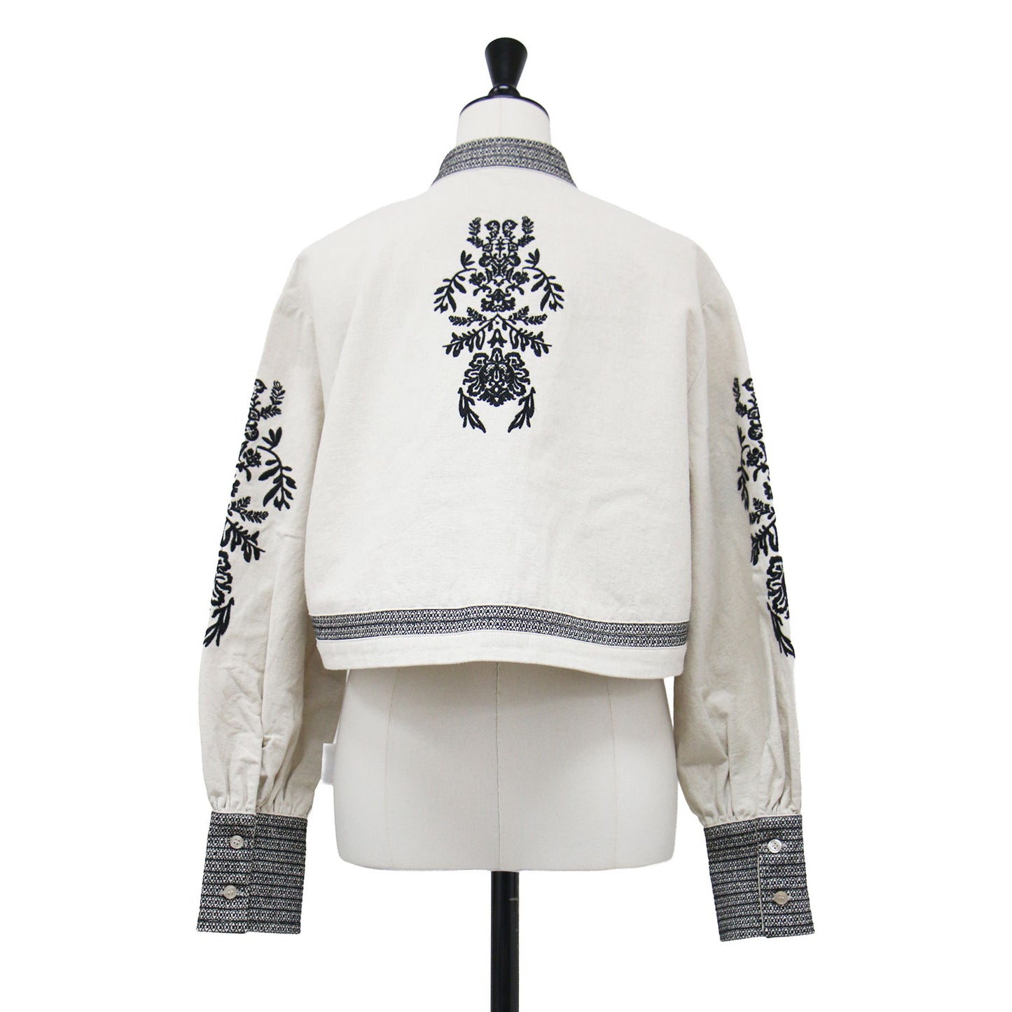23春夏 メディヴィンテージ フラワーエンブロイダリーシャツ / MEDI VINTAGE FLOWER EMBROIDERY SHIRT プルオーバー ショート丈 厚手 キーネック 長袖 刺繍 タッセル コットン リネン ウォッシャブル