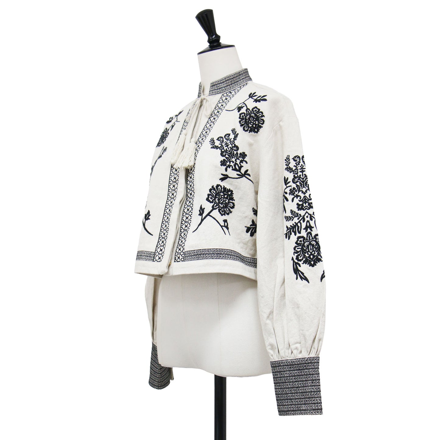 23春夏 メディヴィンテージ フラワーエンブロイダリーシャツ / MEDI VINTAGE FLOWER EMBROIDERY SHIRT プルオーバー ショート丈 厚手 キーネック 長袖 刺繍 タッセル コットン リネン ウォッシャブル
