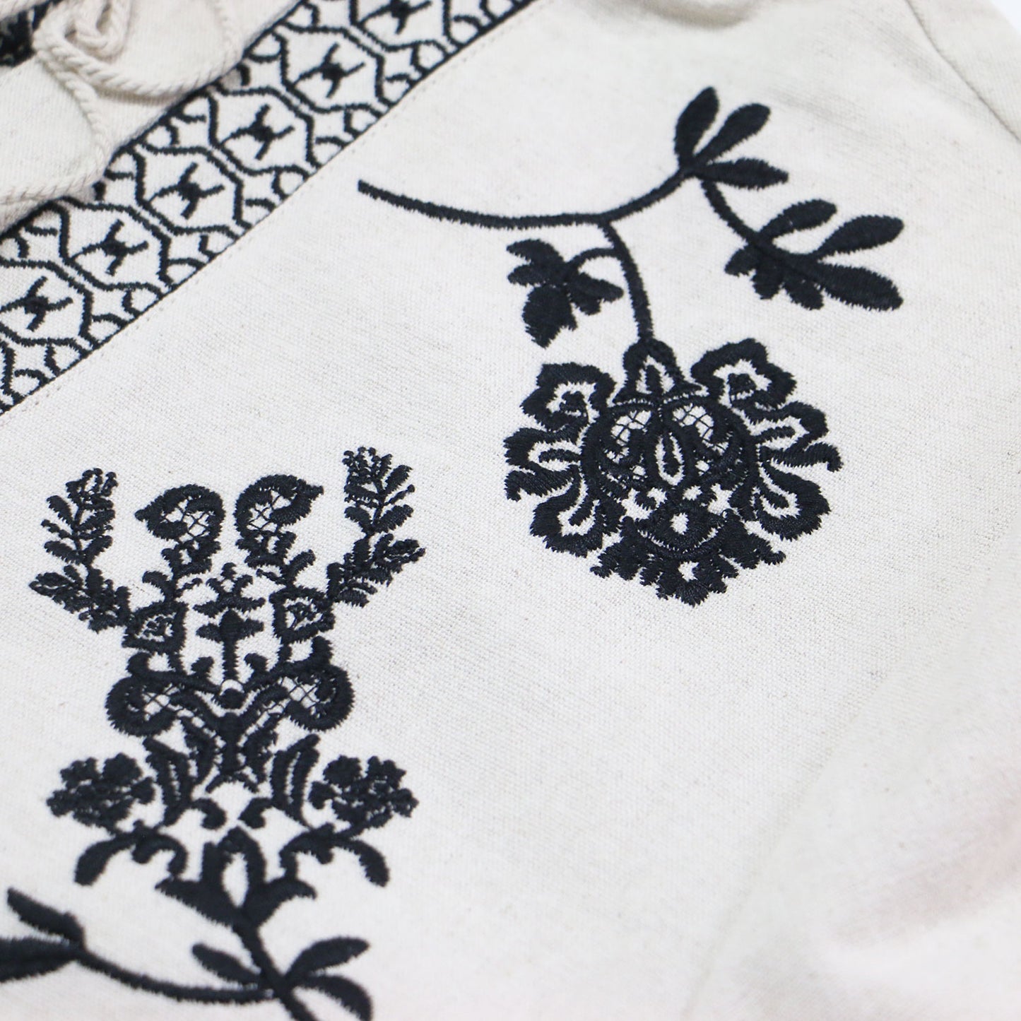 23春夏 メディヴィンテージ フラワーエンブロイダリーシャツ / MEDI VINTAGE FLOWER EMBROIDERY SHIRT プルオーバー ショート丈 厚手 キーネック 長袖 刺繍 タッセル コットン リネン ウォッシャブル