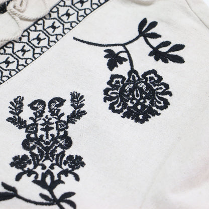 23春夏 メディヴィンテージ フラワーエンブロイダリーシャツ / MEDI VINTAGE FLOWER EMBROIDERY SHIRT プルオーバー ショート丈 厚手 キーネック 長袖 刺繍 タッセル コットン リネン ウォッシャブル