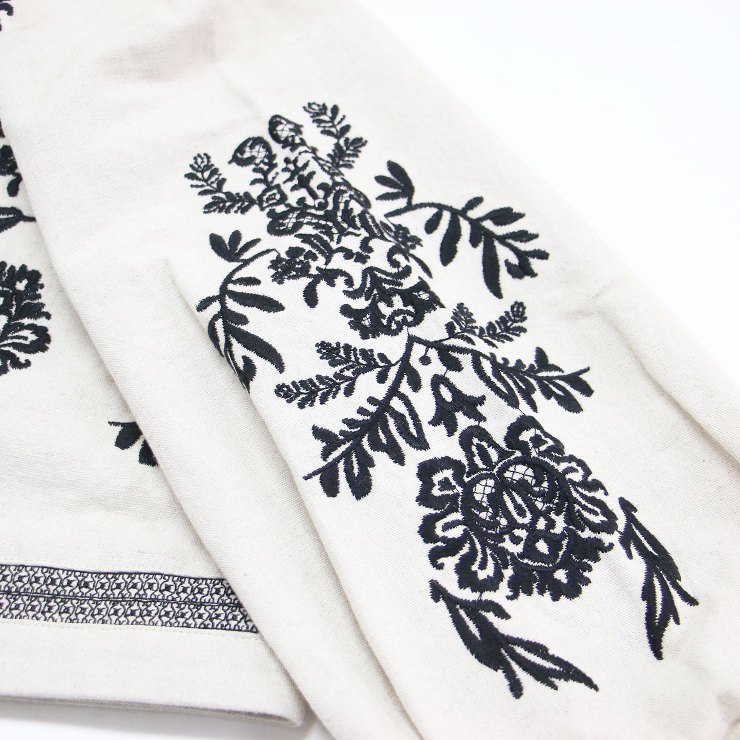 23春夏 メディヴィンテージ フラワーエンブロイダリーシャツ / MEDI VINTAGE FLOWER EMBROIDERY SHIRT プルオーバー ショート丈 厚手 キーネック 長袖 刺繍 タッセル コットン リネン ウォッシャブル