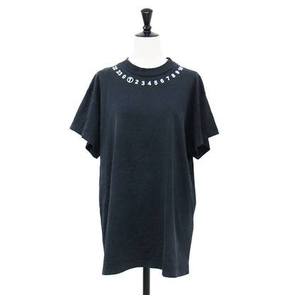 カレンダーグラフィック ロゴ 半袖Ｔシャツ S51GC0449 S22816 / カットソー ハーフスリーブ クルーネック ナンバー コットン