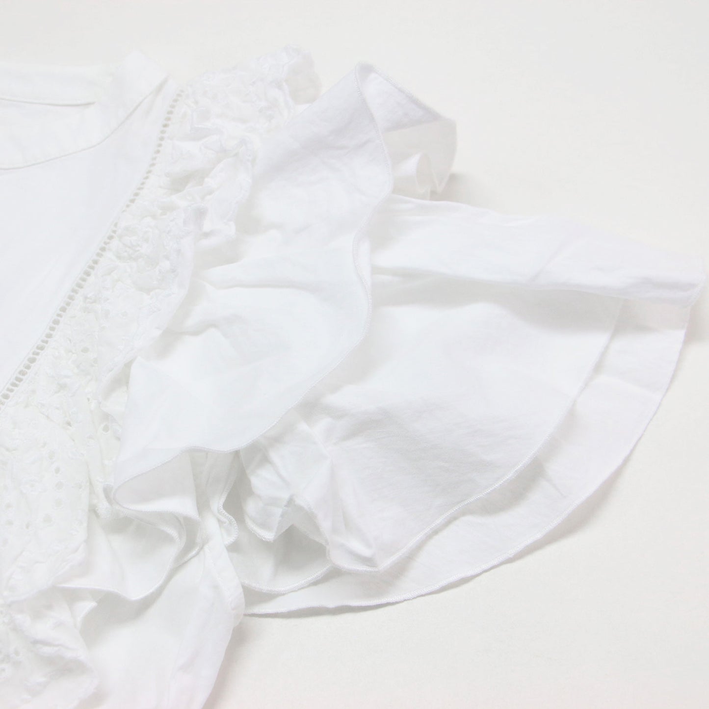 23春夏 レースフリルブラウス / プルオーバー ラウンドネック 半袖 ステッチ 刺繍 花柄 比翼ボタン コットン