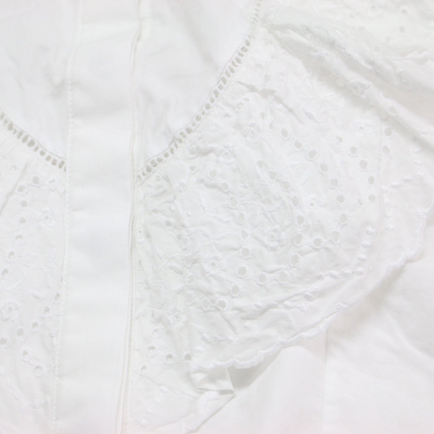 23春夏 レースフリルブラウス / プルオーバー ラウンドネック 半袖 ステッチ 刺繍 花柄 比翼ボタン コットン
