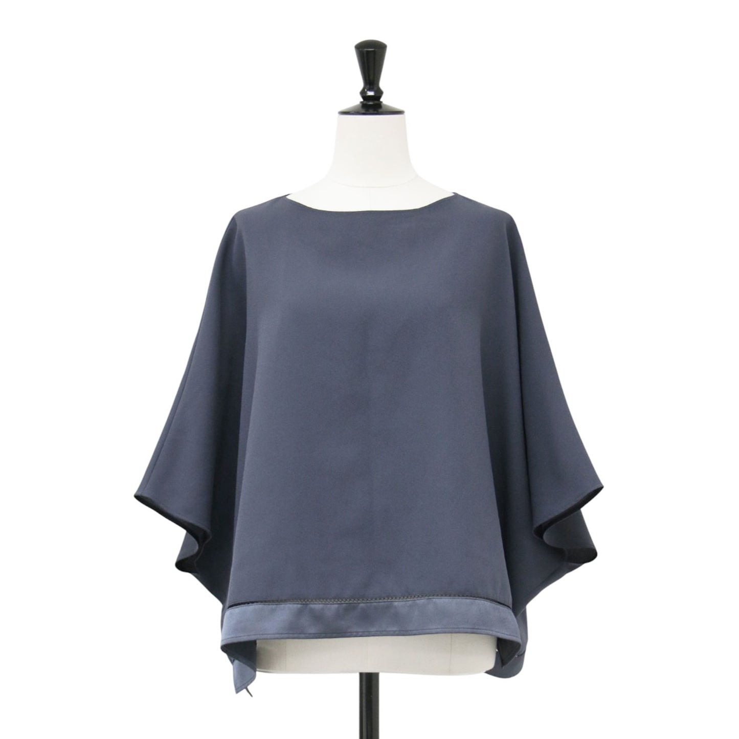 26春夏 クロップドブラウス / FluidBackSatin プルオーバー ショート丈 フレア ラウンドネック 半袖 フレンチスリーブ サテン 切替え バックファスナー ウォッシャブル