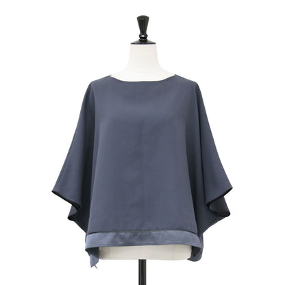 26春夏 クロップドブラウス / FluidBackSatin プルオーバー ショート丈 フレア ラウンドネック 半袖 フレンチスリーブ サテン 切替え バックファスナー ウォッシャブル