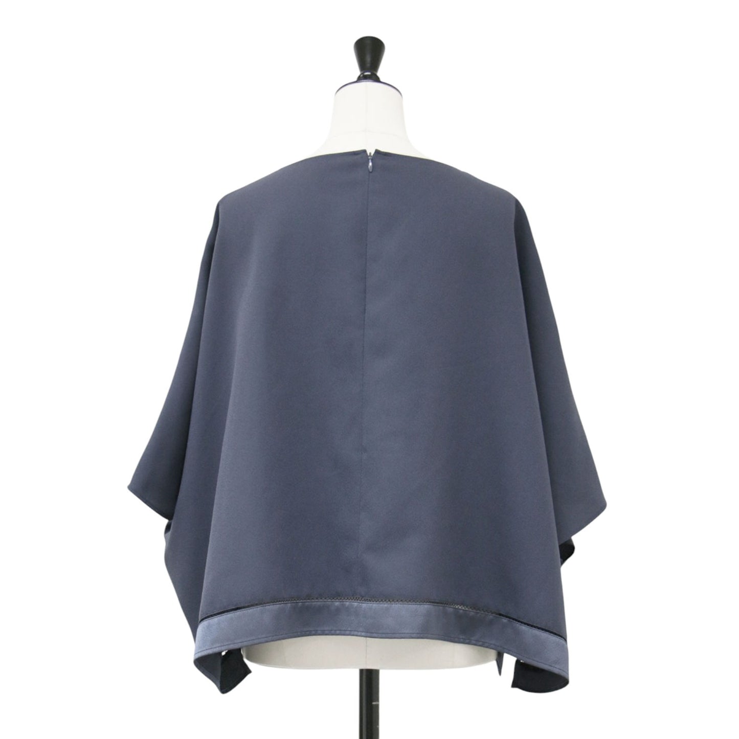 26春夏 クロップドブラウス / FluidBackSatin プルオーバー ショート丈 フレア ラウンドネック 半袖 フレンチスリーブ サテン 切替え バックファスナー ウォッシャブル