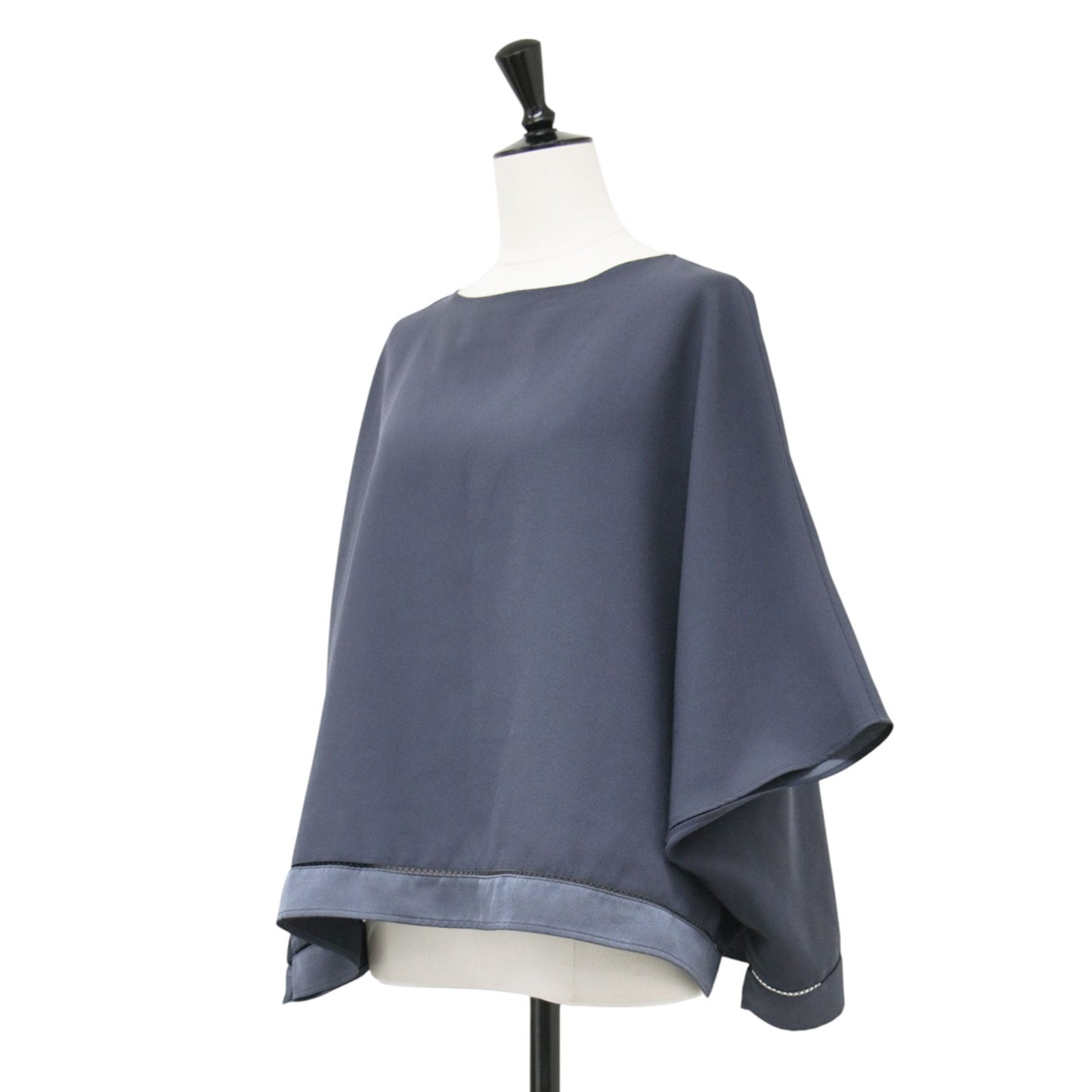 26春夏 クロップドブラウス / FluidBackSatin プルオーバー ショート丈 フレア ラウンドネック 半袖 フレンチスリーブ サテン 切替え バックファスナー ウォッシャブル