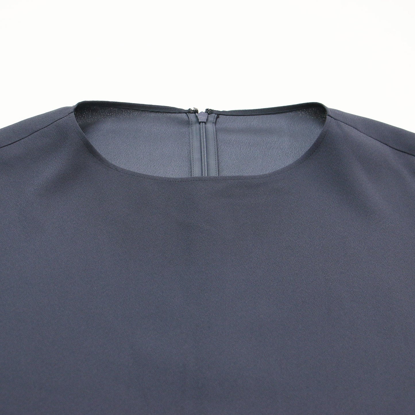 26春夏 クロップドブラウス / FluidBackSatin プルオーバー ショート丈 フレア ラウンドネック 半袖 フレンチスリーブ サテン 切替え バックファスナー ウォッシャブル