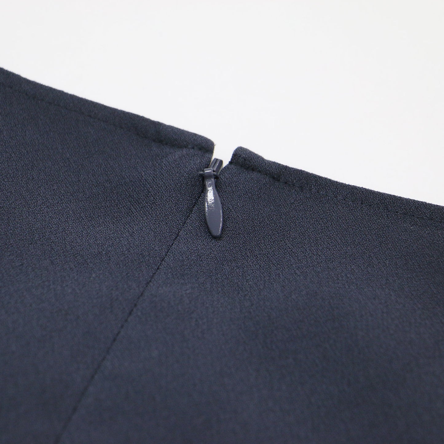 26春夏 クロップドブラウス / FluidBackSatin プルオーバー ショート丈 フレア ラウンドネック 半袖 フレンチスリーブ サテン 切替え バックファスナー ウォッシャブル