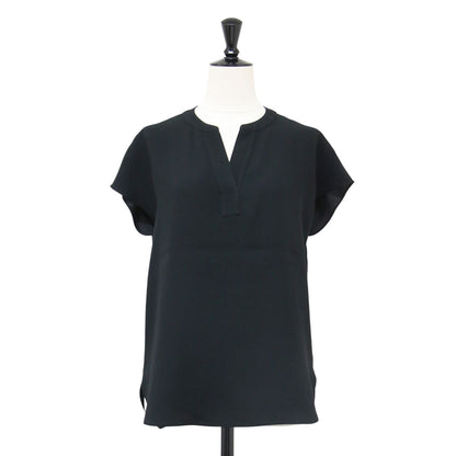 25春夏 サテンクレープ スキッパー ブラウス / SATIN CREPE EASY POPOVER プルオーバー フレンチスリーブ ノーカラー スリット