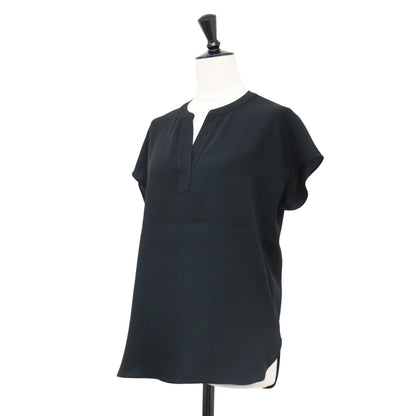 25春夏 サテンクレープ スキッパー ブラウス / SATIN CREPE EASY POPOVER プルオーバー フレンチスリーブ ノーカラー スリット