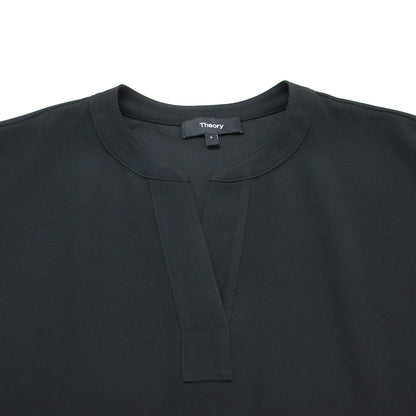 25春夏 サテンクレープ スキッパー ブラウス / SATIN CREPE EASY POPOVER プルオーバー フレンチスリーブ ノーカラー スリット
