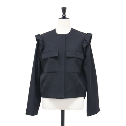 フリル ノーカラー ショートジャケット / SHOULDER FRILL BLOUSON BD2411-3B-02 / ボレロ 長袖 クルーネック コンパクト ウール
