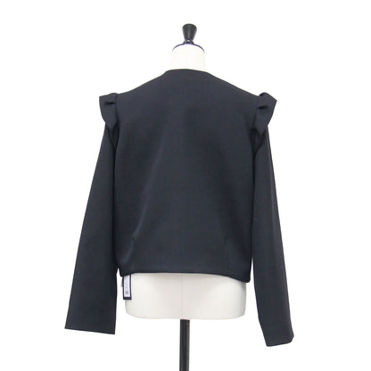 フリル ノーカラー ショートジャケット / SHOULDER FRILL BLOUSON BD2411-3B-02 / ボレロ 長袖 クルーネック コンパクト ウール