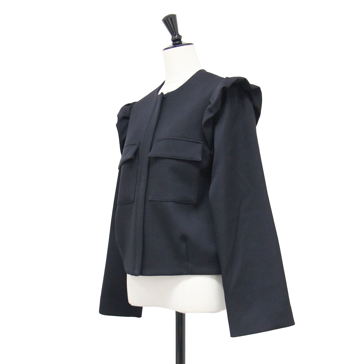 フリル ノーカラー ショートジャケット / SHOULDER FRILL BLOUSON BD2411-3B-02 / ボレロ 長袖 クルーネック コンパクト ウール