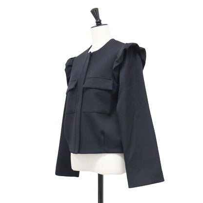 フリル ノーカラー ショートジャケット / SHOULDER FRILL BLOUSON BD2411-3B-02 / ボレロ 長袖 クルーネック コンパクト ウール