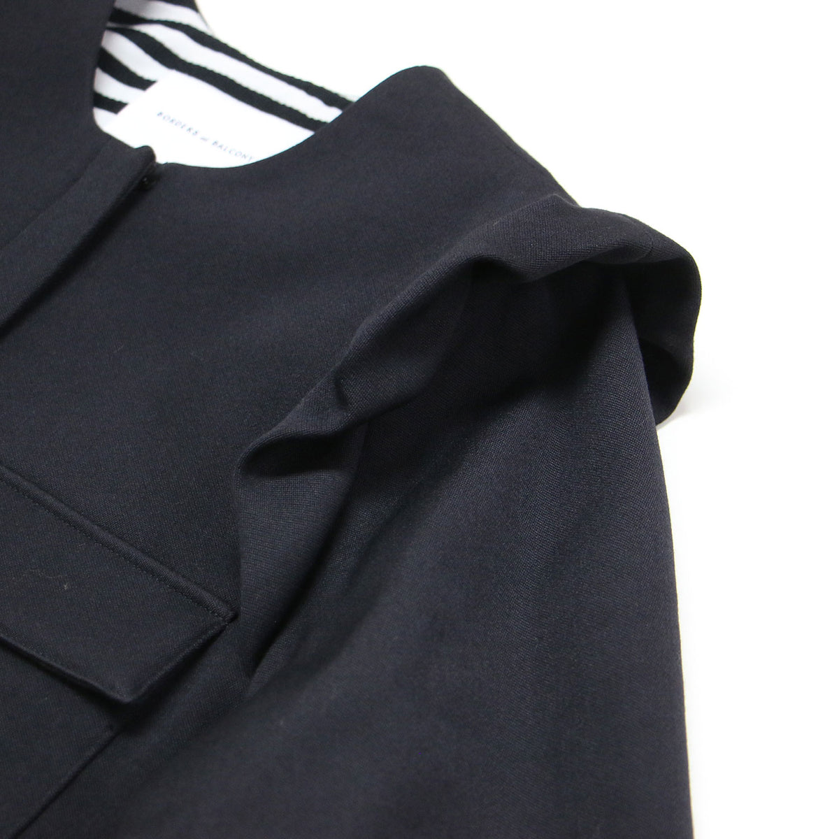 フリル ノーカラー ショートジャケット / SHOULDER FRILL BLOUSON BD2411-3B-02 / ボレロ 長袖 クルーネック コンパクト ウール