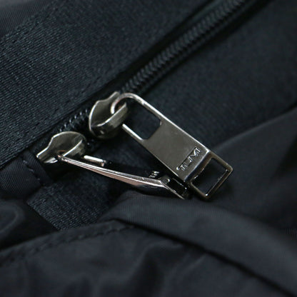 ダッフル ショルダーバッグ / Voyageur ドラム クロスボディ キャリーオン パッカブル 2WAY ナイロン 微光沢 ロゴ メタルパーツ