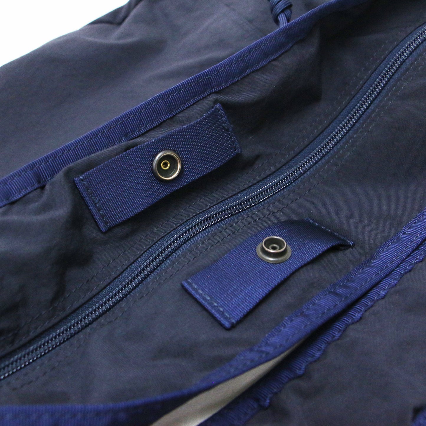 ショルダーバック / HOBO BAG WIDE クロスボディ 肩掛け ハーフムーン型 ブランドタグ アジャスター スナップボタン ステッチ ナイロン