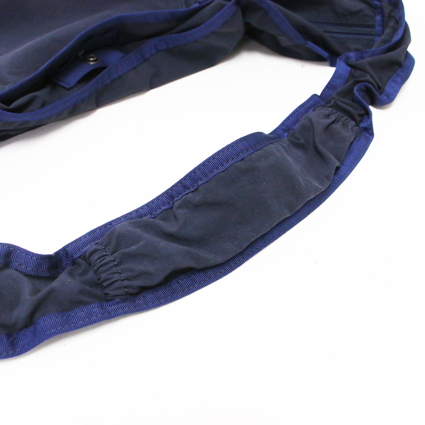 ショルダーバック / HOBO BAG WIDE クロスボディ 肩掛け ハーフムーン型 ブランドタグ アジャスター スナップボタン ステッチ ナイロン