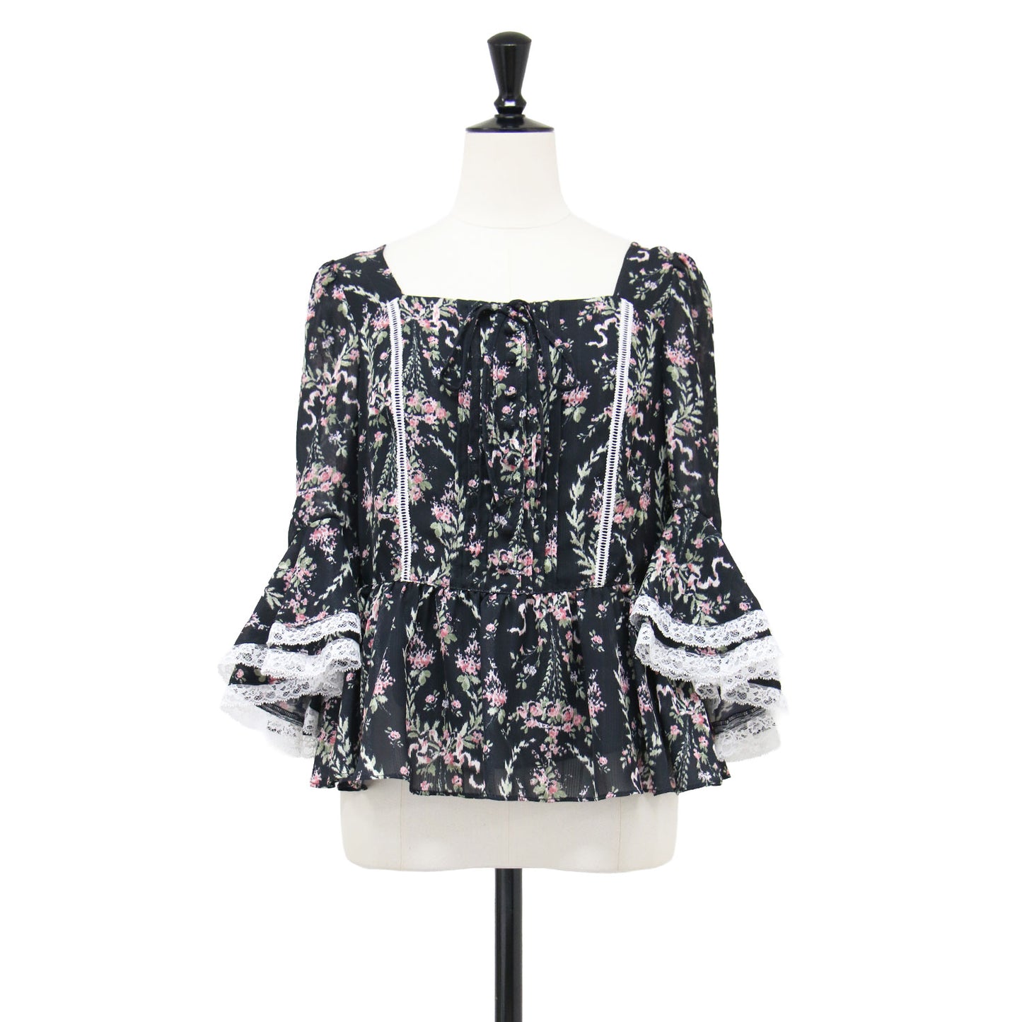 × LAURA ASHLEY 26春夏 フリルスリーブ ブラウス / 七分袖 スクエアネック レース ペプラム フレアシルエット くるみボタン リボン