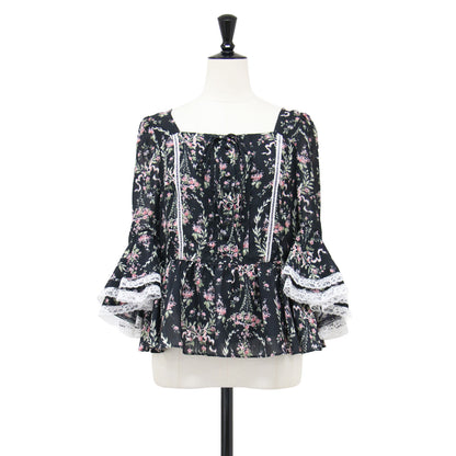 × LAURA ASHLEY 26春夏 フリルスリーブ ブラウス / 七分袖 スクエアネック レース ペプラム フレアシルエット くるみボタン リボン