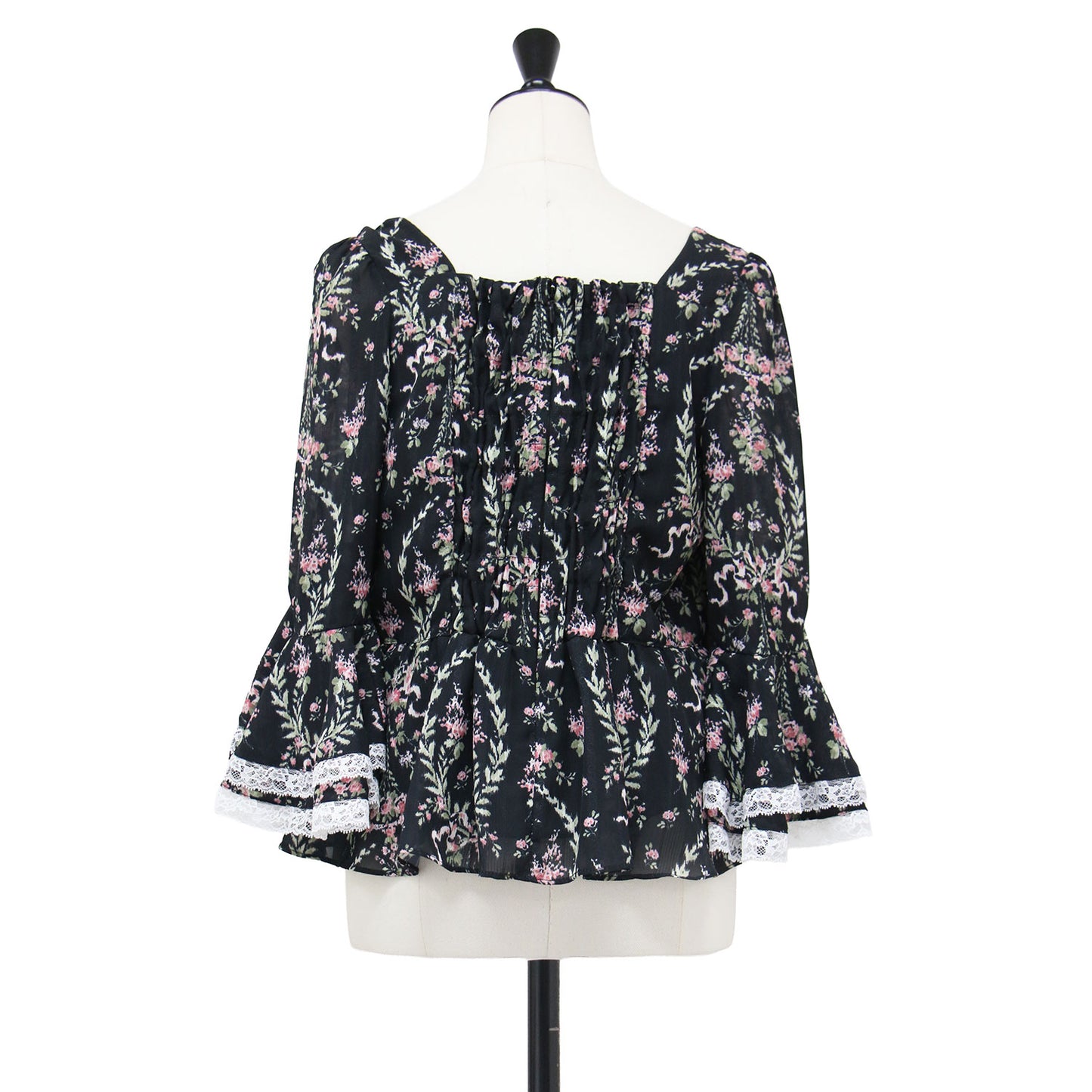 × LAURA ASHLEY 26春夏 フリルスリーブ ブラウス / 七分袖 スクエアネック レース ペプラム フレアシルエット くるみボタン リボン