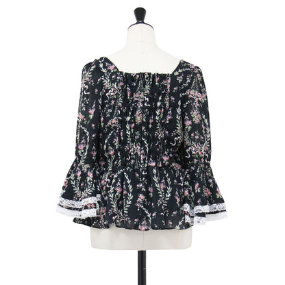 × LAURA ASHLEY 26春夏 フリルスリーブ ブラウス / 七分袖 スクエアネック レース ペプラム フレアシルエット くるみボタン リボン