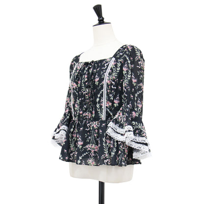 × LAURA ASHLEY 26春夏 フリルスリーブ ブラウス / 七分袖 スクエアネック レース ペプラム フレアシルエット くるみボタン リボン