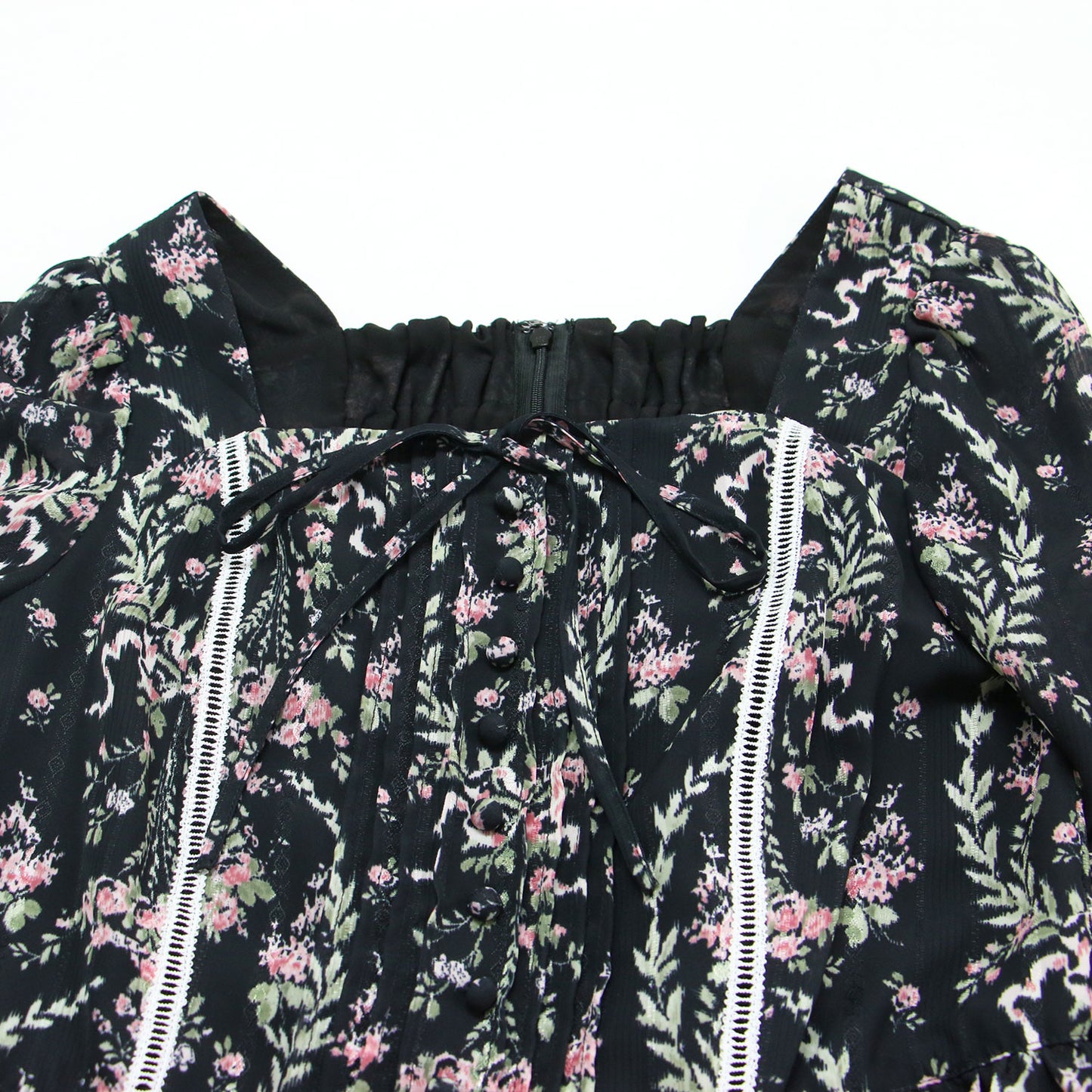 × LAURA ASHLEY 26春夏 フリルスリーブ ブラウス / 七分袖 スクエアネック レース ペプラム フレアシルエット くるみボタン リボン