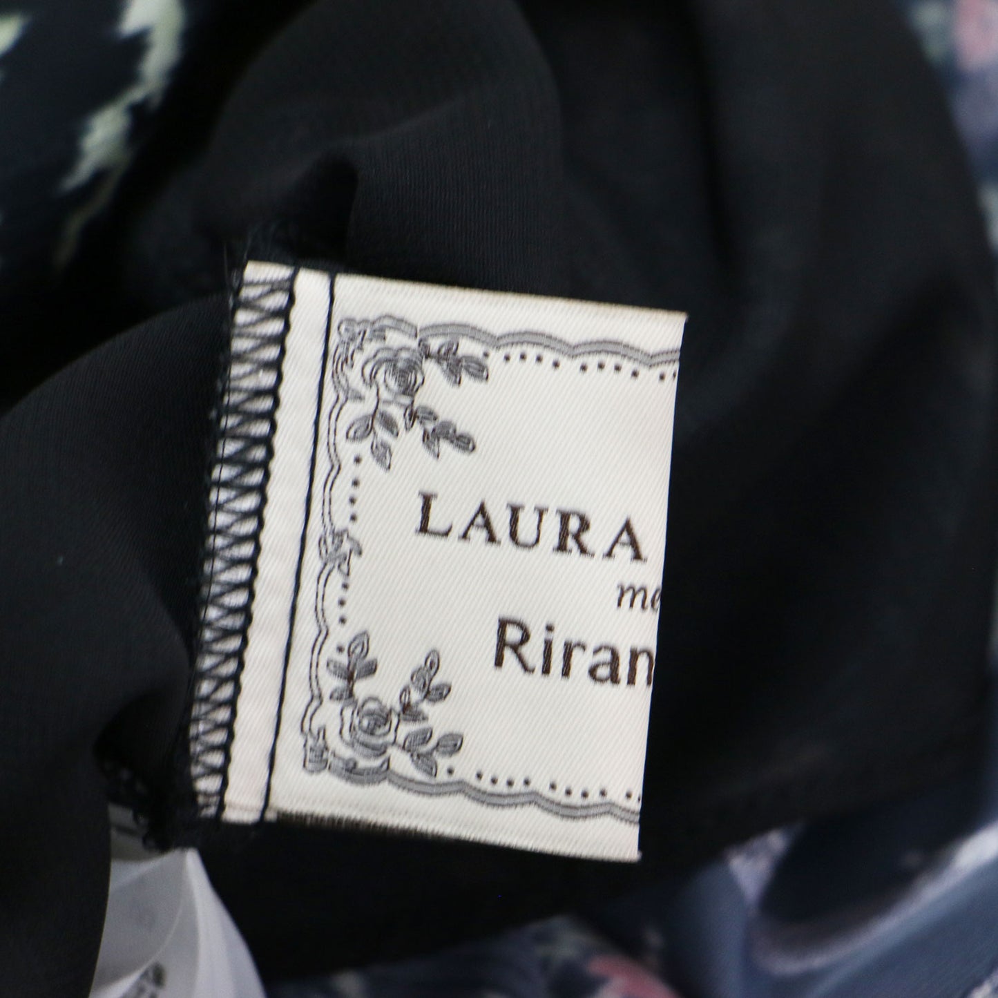 × LAURA ASHLEY 26春夏 フリルスリーブ ブラウス / 七分袖 スクエアネック レース ペプラム フレアシルエット くるみボタン リボン