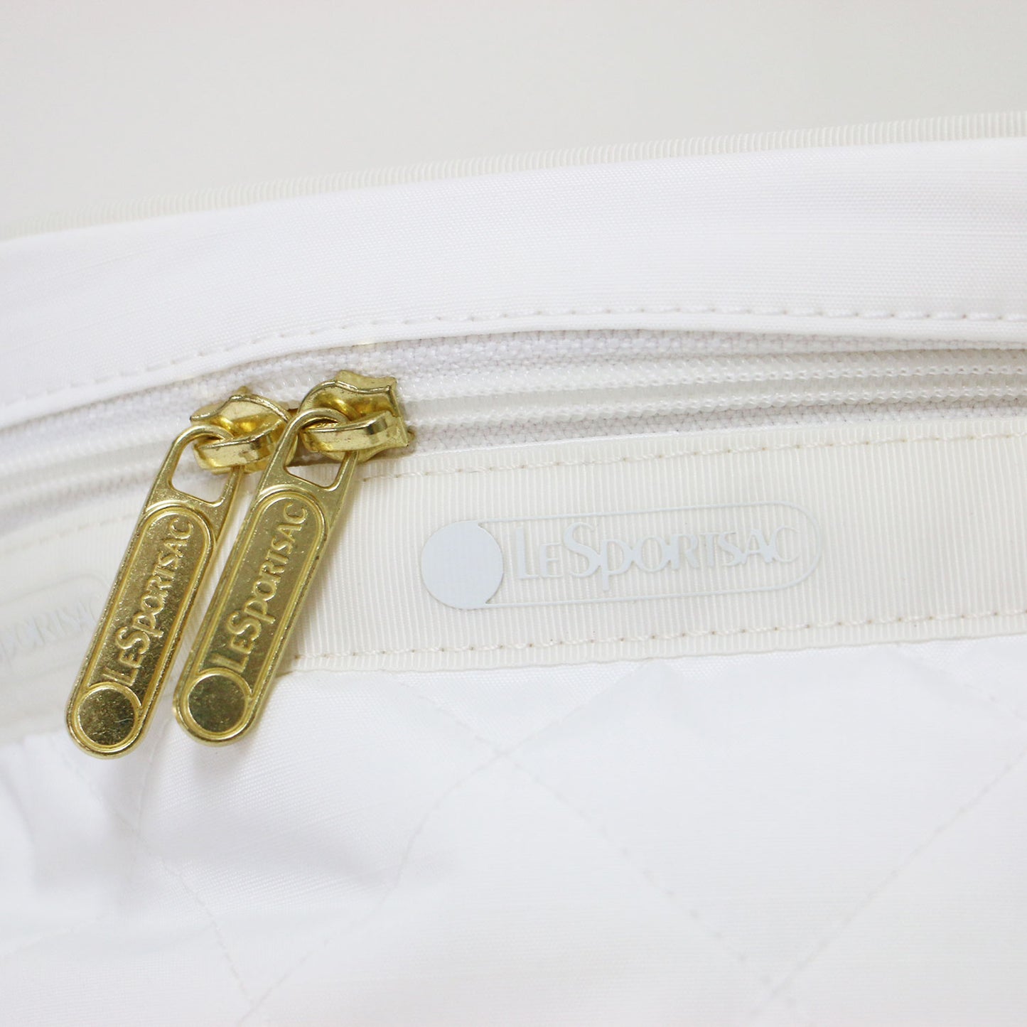 × 神崎恵さん コラボ 23春夏 バニティ ショルダー バッグ / VANITY SHOULDER BAG ポーチ スクエア型 2WAY ワンハンドル クロスボディ キルティング ダブルファスナー