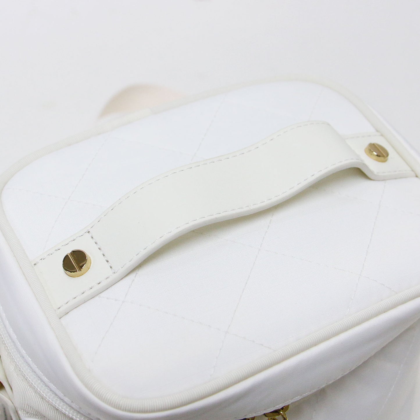 × 神崎恵さん コラボ 23春夏 バニティ ショルダー バッグ / VANITY SHOULDER BAG ポーチ スクエア型 2WAY ワンハンドル クロスボディ キルティング ダブルファスナー