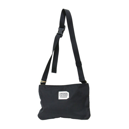 ホリゾンタル ショルダー / 420D HORIZONTAL SHOULDER サコッシュ スクエア型 クロスボディ ダブルジップ ナイロン ブランドロゴ アップリケ