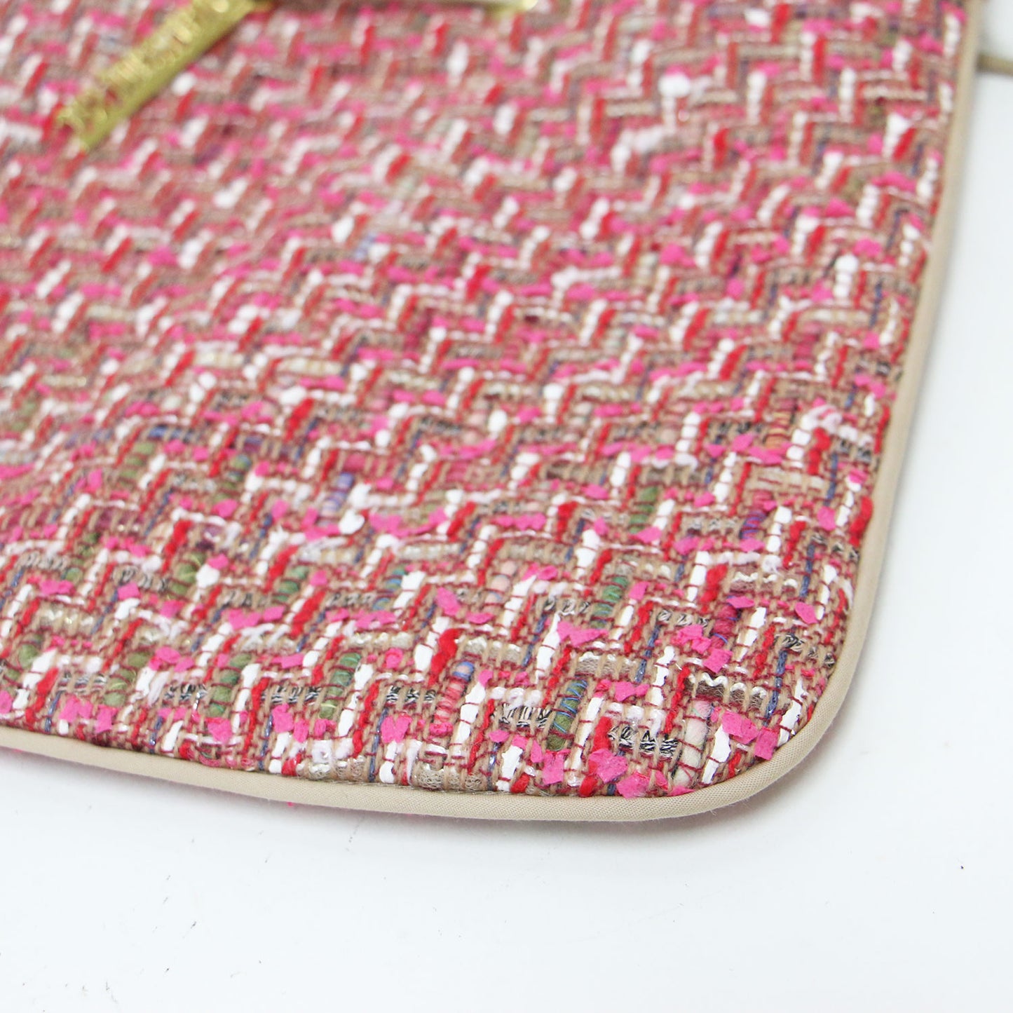 ツイード 巾着 バッグ / Tweed Bag ポシェット ハンドバッグ ショルダー パイピング ブランドロゴ メタルパーツ チャーム 凹凸