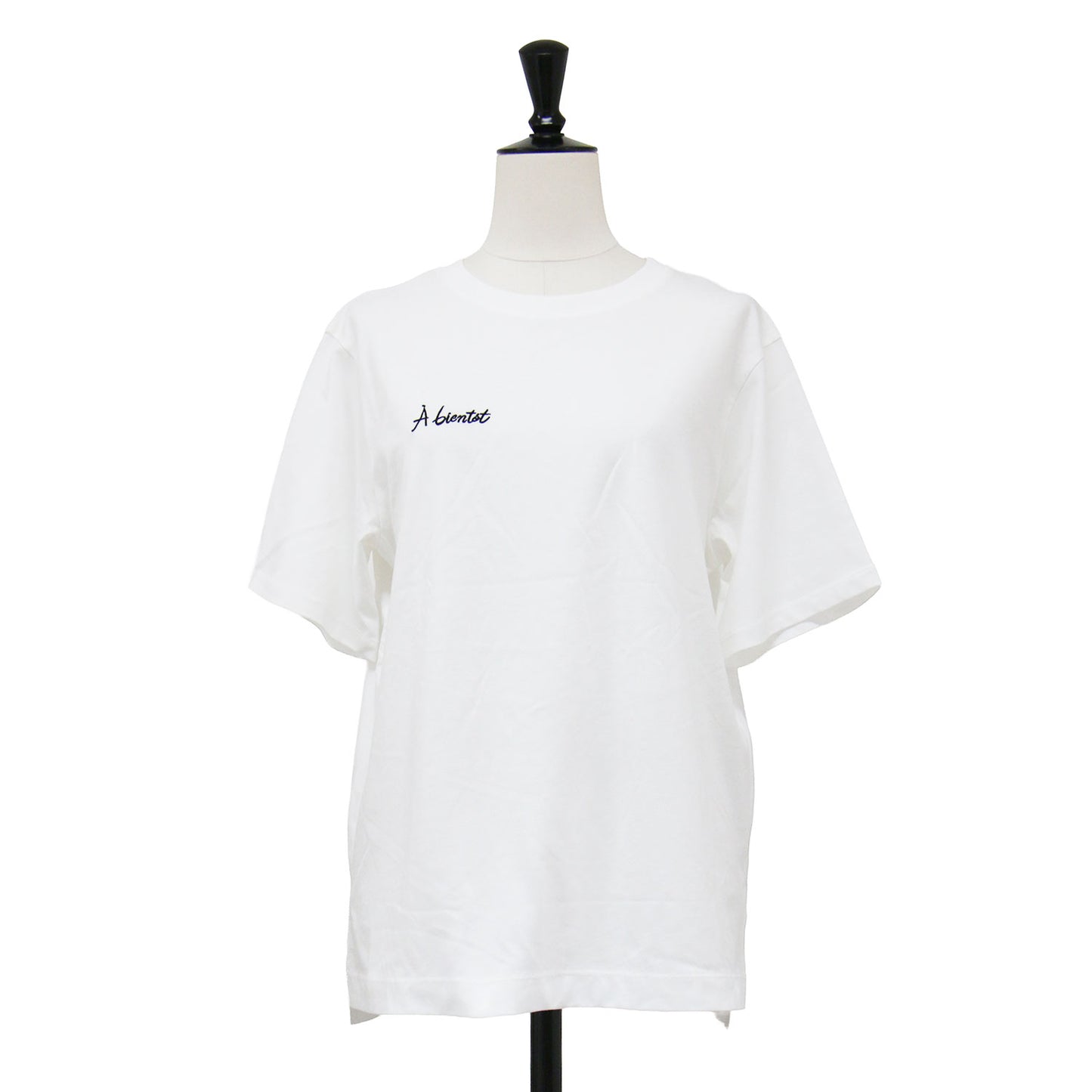 26春夏 バック刺繍 メッセージロゴ Tシャツ / プルオーバー クルーネック 半袖 サイドスリット ヘムライン コットン