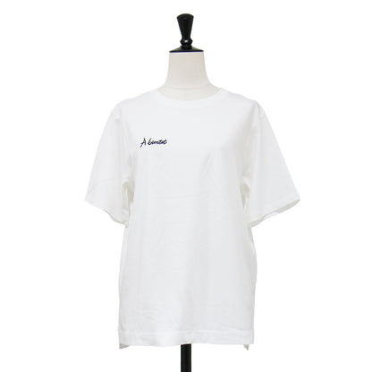 26春夏 バック刺繍 メッセージロゴ Tシャツ / プルオーバー クルーネック 半袖 サイドスリット ヘムライン コットン