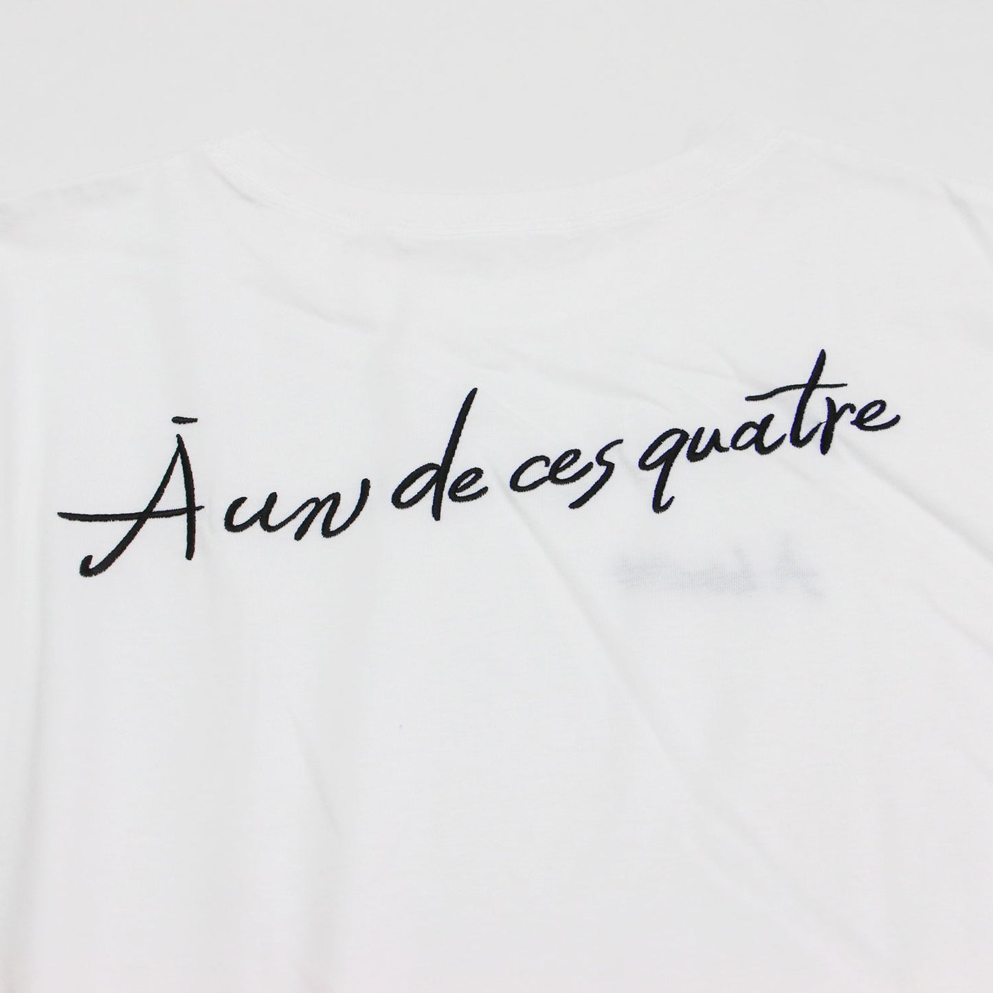 26春夏 バック刺繍 メッセージロゴ Tシャツ / プルオーバー クルーネック 半袖 サイドスリット ヘムライン コットン