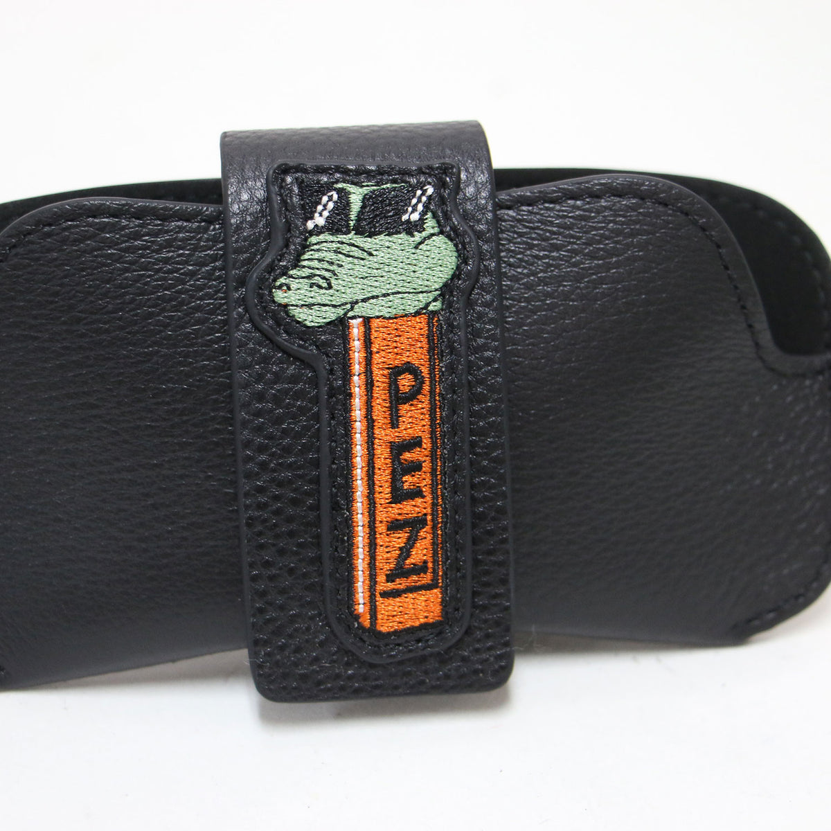 × PEZ 26春夏 本革 カードケース付き メガネケース / サングラスケース ワニ ペッツ 刺繍 カウレザー