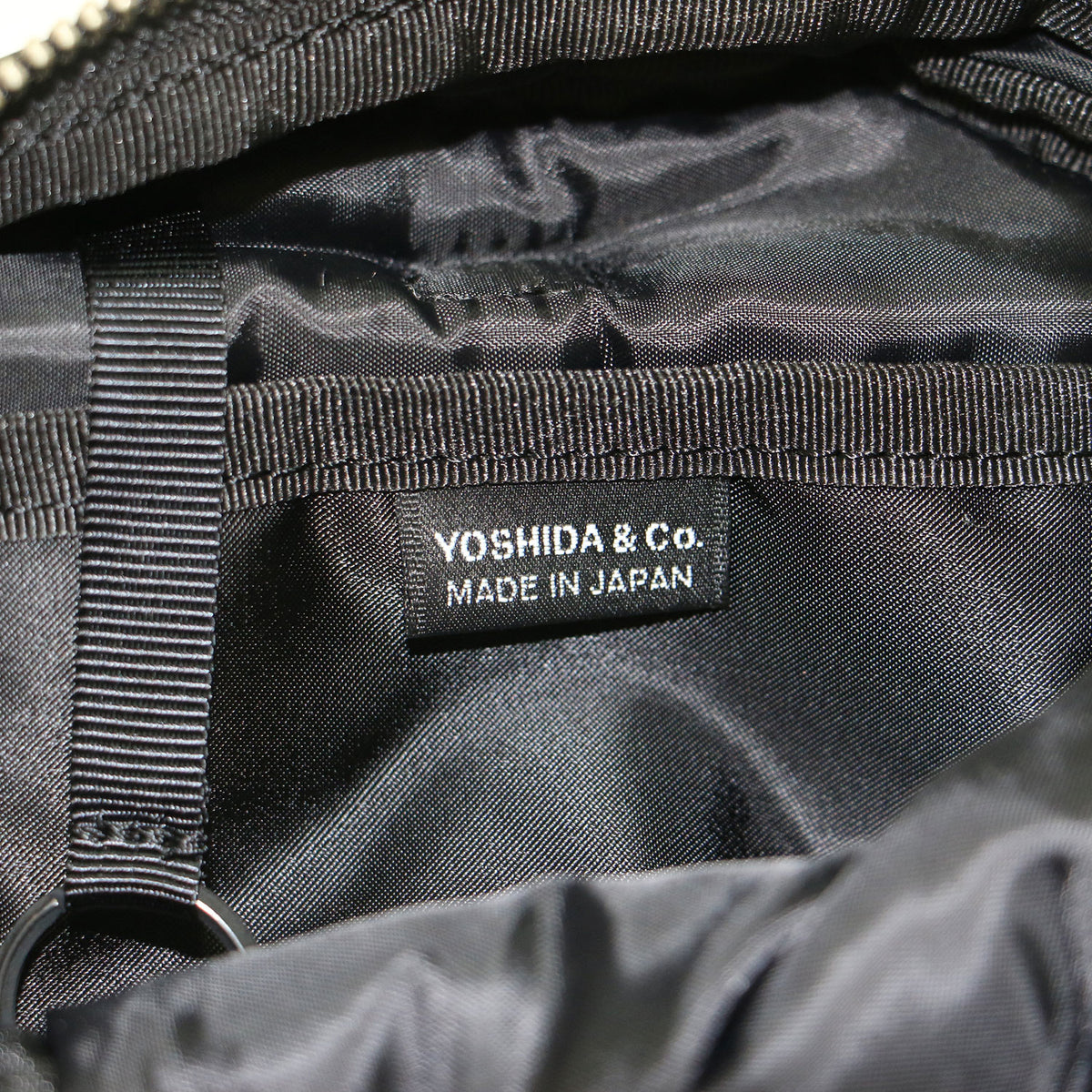 ミニショルダーバッグ / HOWL DAYPACK MINI ポシェット 肩掛け クロスボディ リュック マルチウェイ カラビナ ロゴ