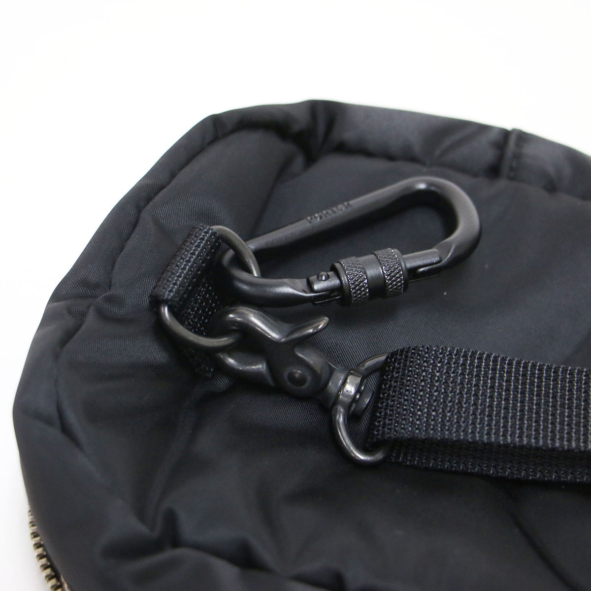 ミニショルダーバッグ / HOWL DAYPACK MINI ポシェット 肩掛け クロスボディ リュック マルチウェイ カラビナ ロゴ