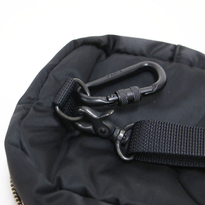 ミニショルダーバッグ / HOWL DAYPACK MINI ポシェット 肩掛け クロスボディ リュック マルチウェイ カラビナ ロゴ
