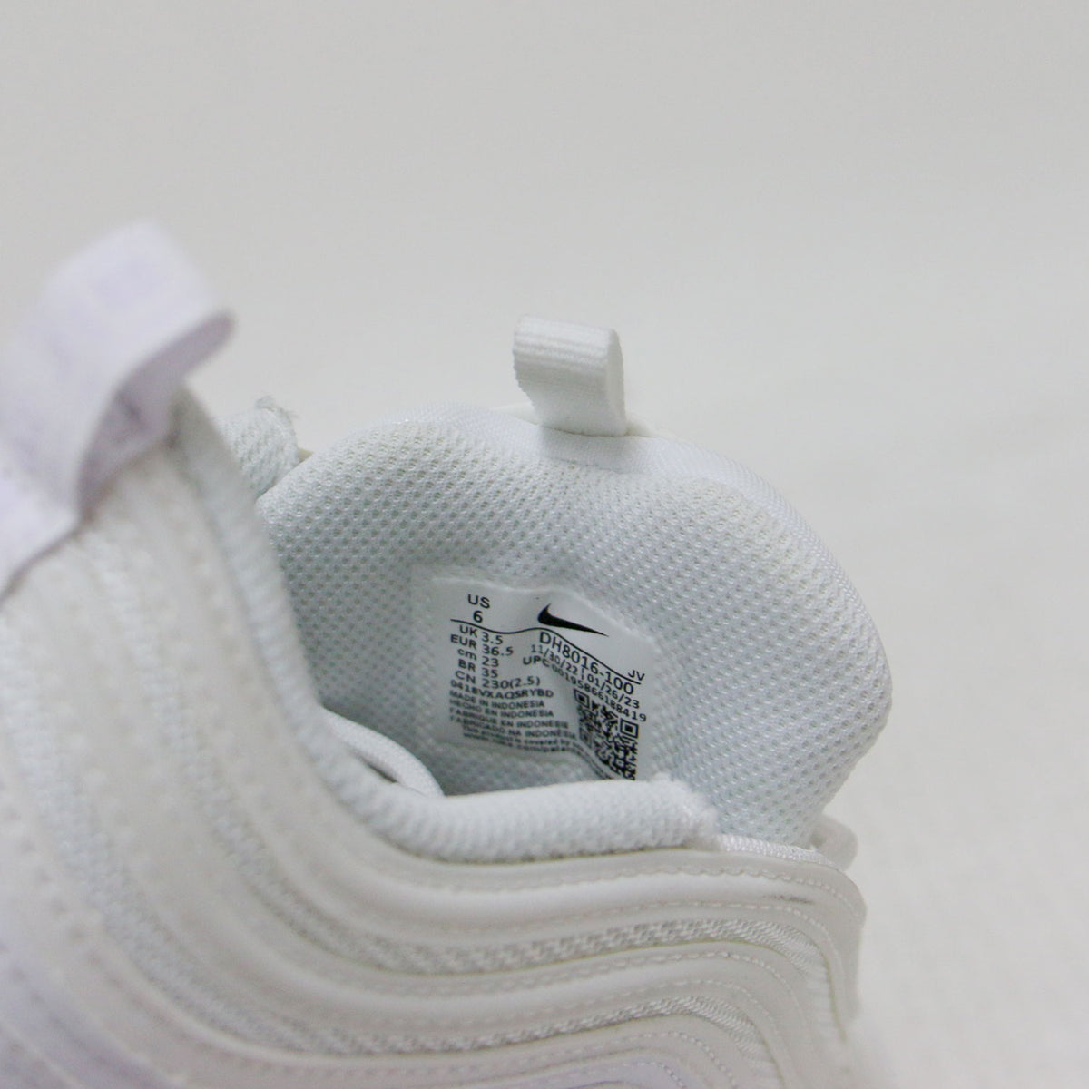 ウィメンズ エア マックス / WMNS AIR MAX 97 DH8016-100 / スニーカー ローカット エアソール ボリュームソール メッシュ レースアップ ヒールビュー ロゴ 刺繍